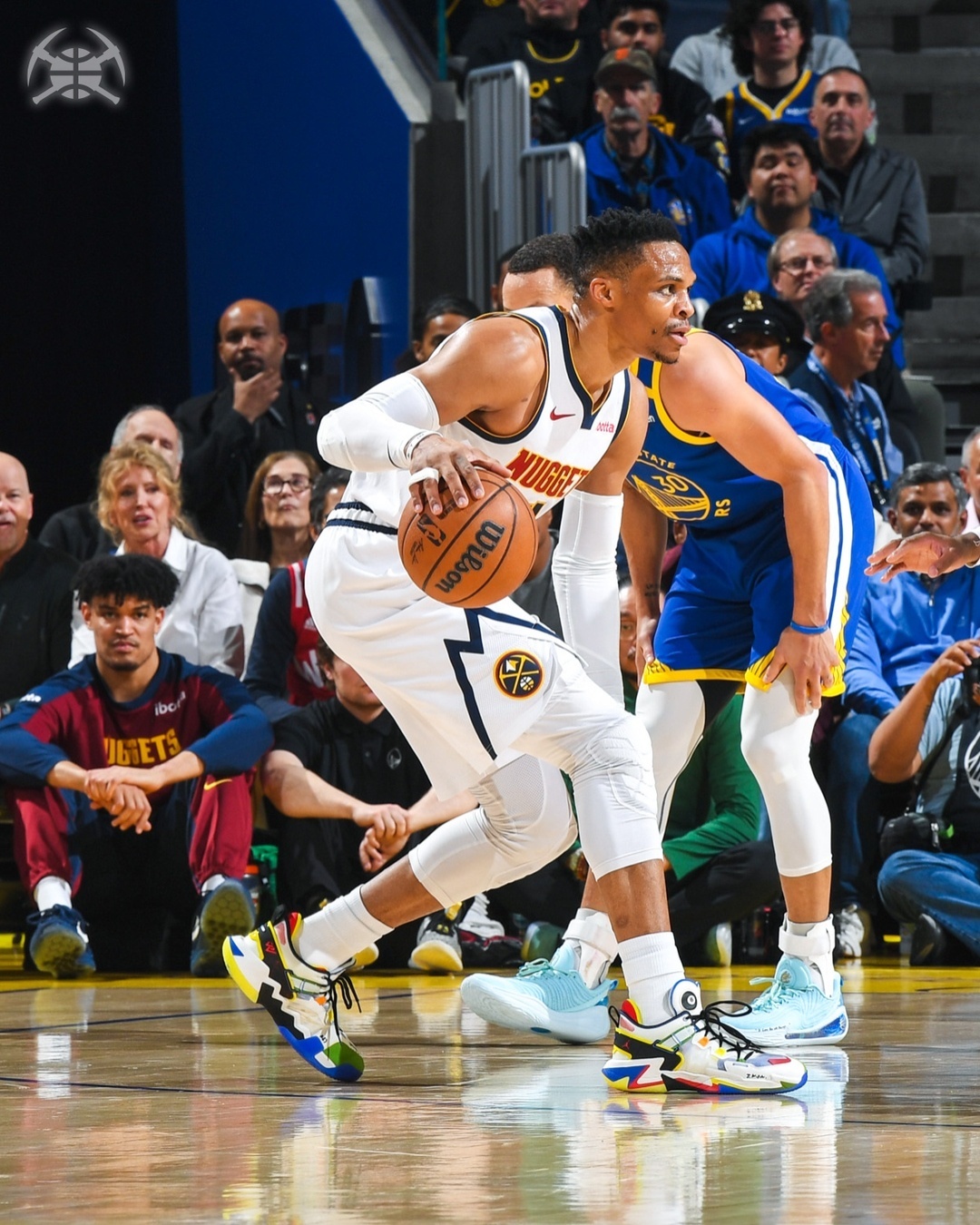 掘金险胜新疆队，克莱带队取胜