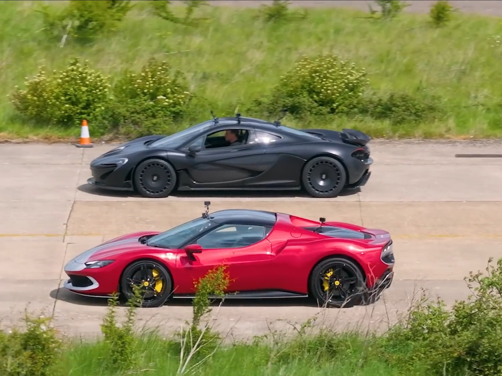 法拉利险胜迈凯伦，塞恩斯带队取胜